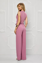 Completo tailleur Bby rosa scuro a tre pezzi con giacca, gilet e pantaloni a palazzo, stile elegante e sofisticato.