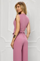 Completo tailleur elegante rosa scuro Bby con giacca, gilet e pantaloni a palazzo, perfetto per occasioni formali.