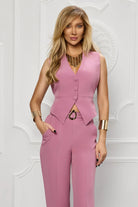 Completo tailleur elegante rosa scuro Bby con giacca, gilet e pantaloni a palazzo, tessuto raffinato e taglio sofisticato.