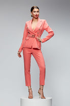 Completo tailleur elegante salmone Bby con giacca e pantalone, cintura con fibbia dorata, look raffinato e sofisticato.
