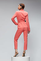 Completo tailleur elegante salmone Bby con giacca e pantalone, cintura con fibbia dorata, stile sofisticato e femminile.