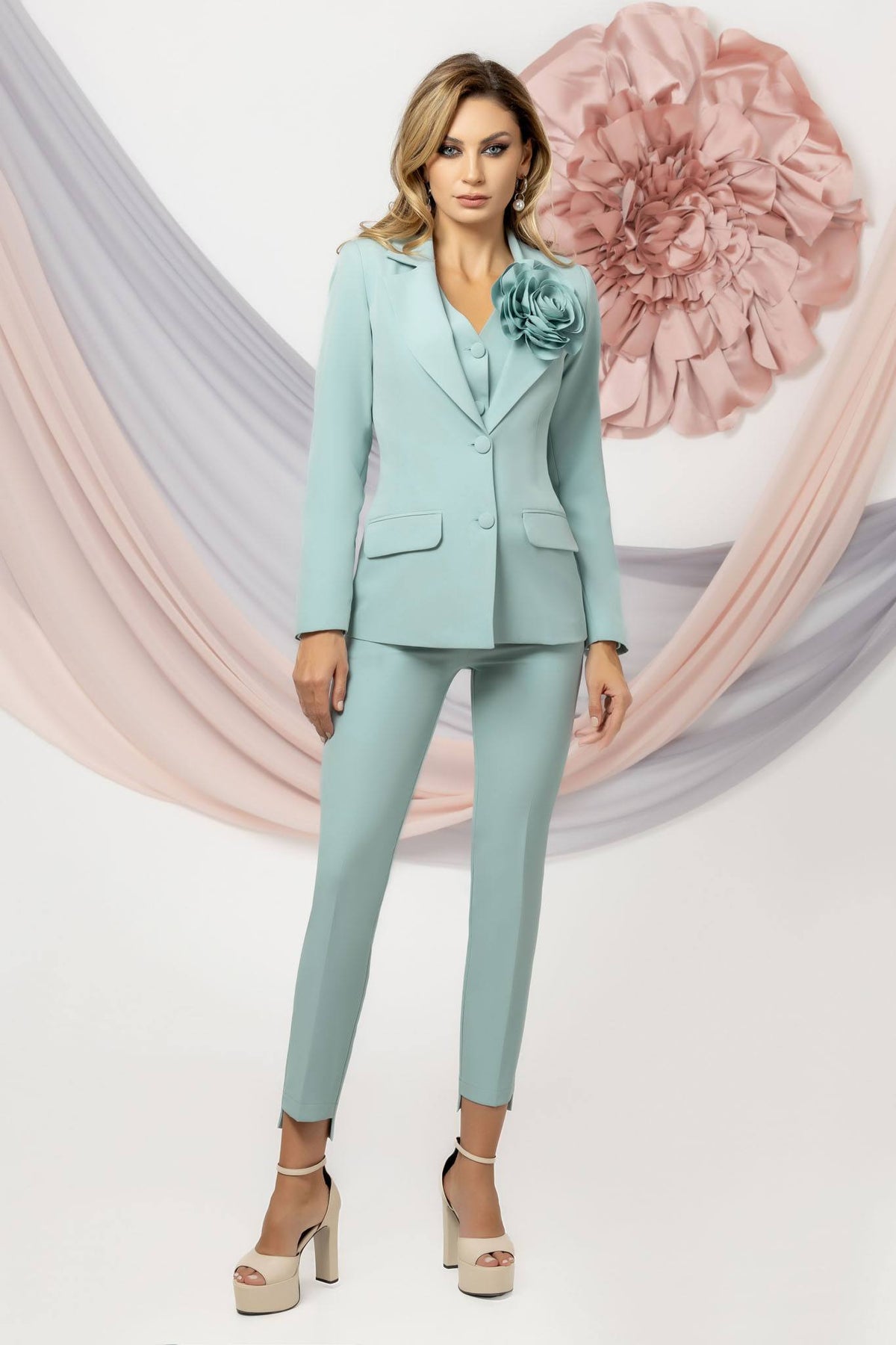 Completo tailleur elegante verde menta a tre pezzi Pretty Girl con giacca, pantaloni e spilla a fiore, stile sofisticato e femminile.