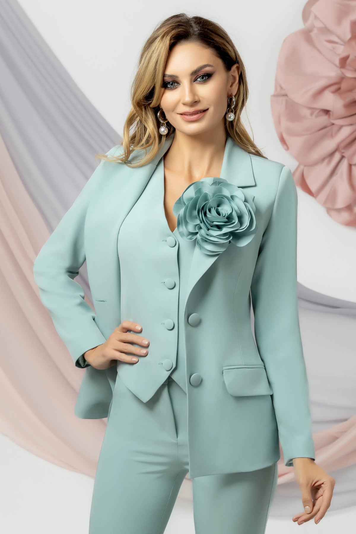 Completo tailleur elegante verde menta a tre pezzi Pretty Girl con giacca, pantaloni e spilla a fiore, perfetto per occasioni formali.