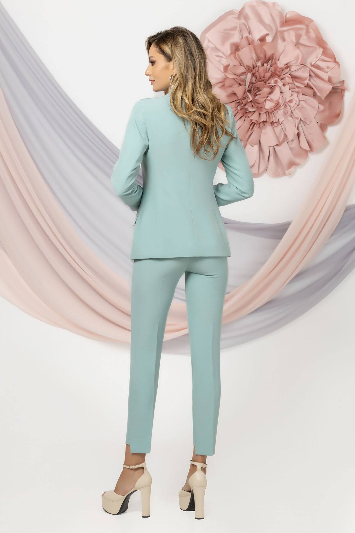 Completo tailleur elegante verde menta a tre pezzi Pretty Girl con giacca, pantaloni e spilla a fiore, perfetto per occasioni speciali.