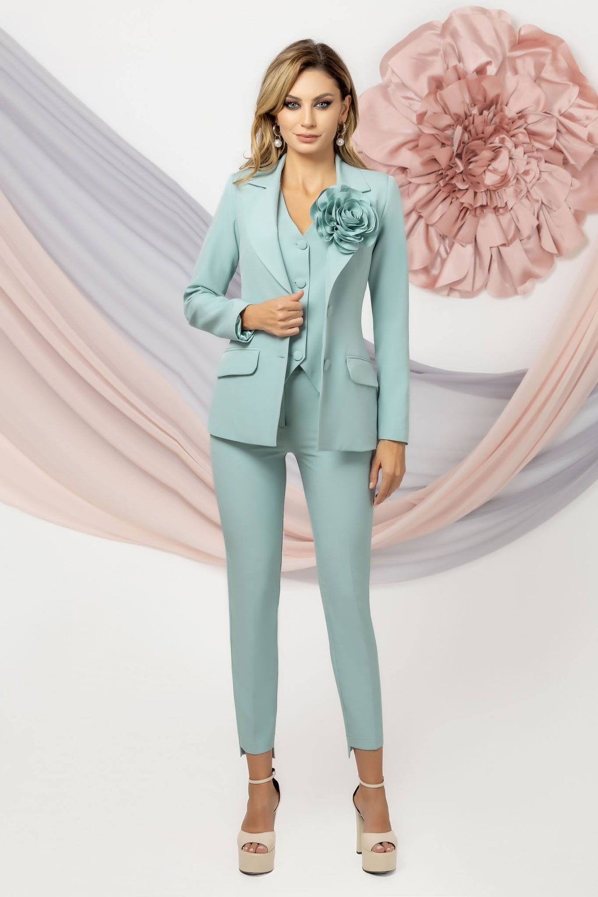 Completo tailleur elegante verde menta a tre pezzi Pretty Girl con giacca, pantaloni e spilla a fiore, stile raffinato e sofisticato.