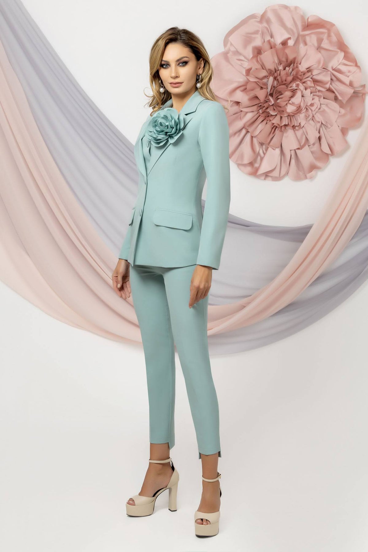 Completo tailleur elegante verde menta a tre pezzi Pretty Girl con giacca, pantaloni e spilla a fiore, perfetto per occasioni formali.