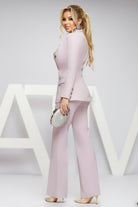 Completo tailleur lilla Atmosphere doppiopetto con pantalone a zampa e bottoni metallici, abbigliamento elegante femminile.