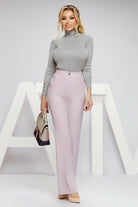 Completo tailleur lilla Atmosphere, doppiopetto con pantalone a zampa, accessoriato con bottoni metallici, elegante e di moda.