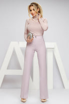Completo tailleur lilla Atmosphere doppiopetto con pantaloni a zampa, bottoni metallici, abbigliamento elegante donna.