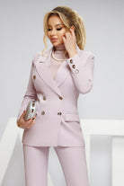 Completo tailleur lilla Atmosphere doppiopetto con pantaloni a zampa e bottoni metallici, stile elegante e raffinato.