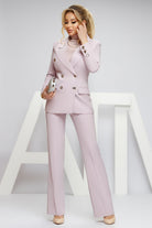 Completo tailleur lilla Atmosphere doppiopetto con pantalone a zampa, dettagli con bottoni metallici, abbigliamento elegante femminile.