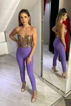 Completo tailleur lilla Bby con giacca doppiopetto smanicata, ricami floreali e frange in perline, stile elegante e femminile.