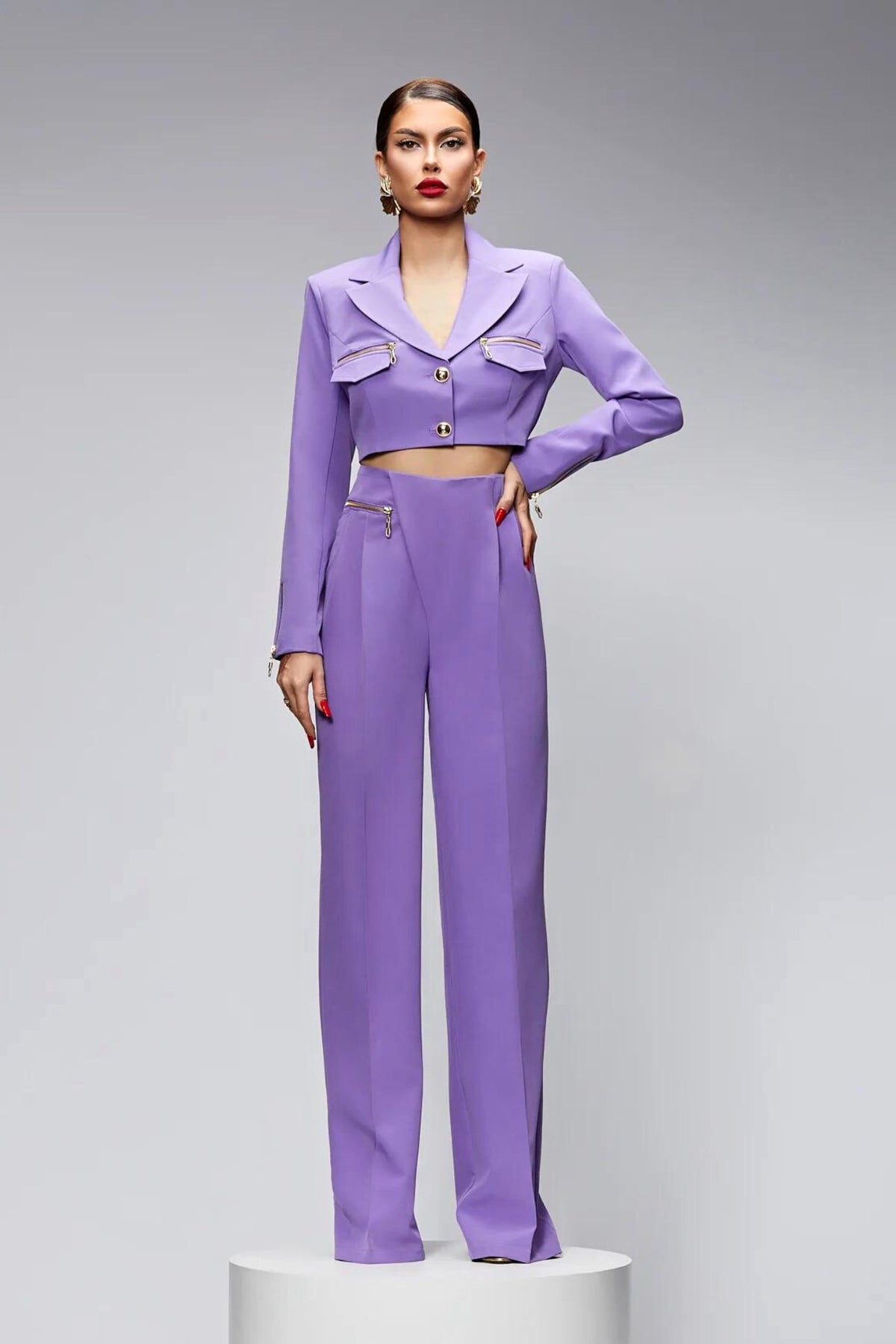 Completo tailleur Bby color lilla lavanda con giacca corta e pantaloni a gamba larga, abbigliamento elegante e femminile
