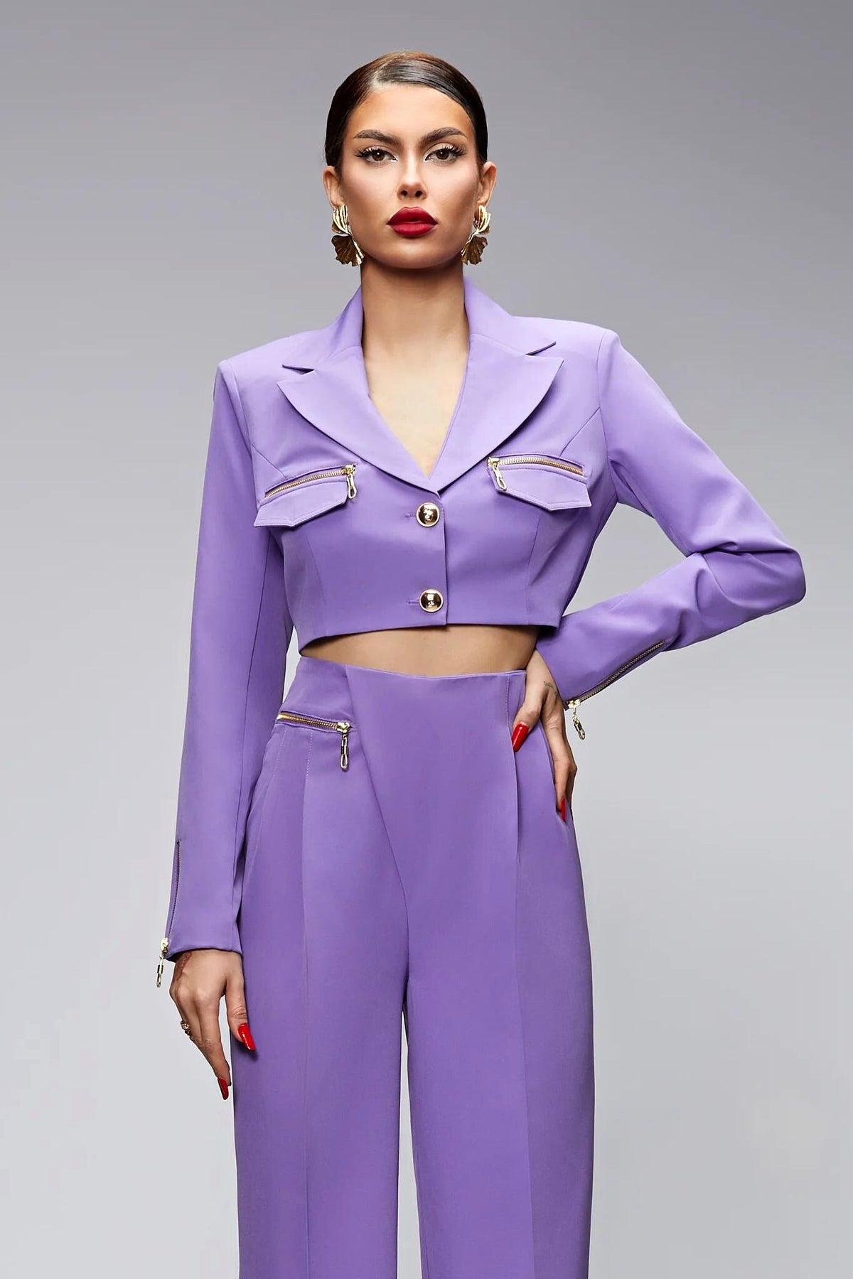 Completo tailleur Bby lilla lavanda con giacca corta e pantaloni a gamba larga, abbigliamento elegante femminile.