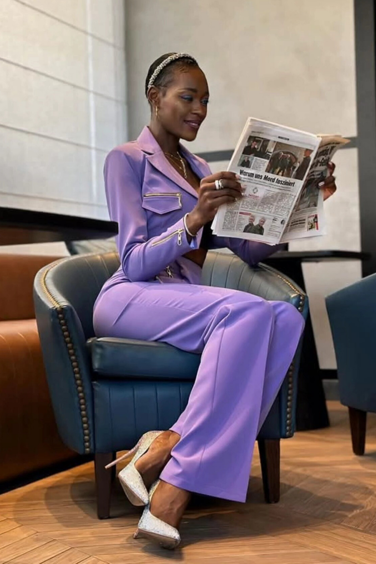 Completo tailleur Bby lilla lavanda con giacca corta e pantaloni a gamba larga, elegante e femminile.