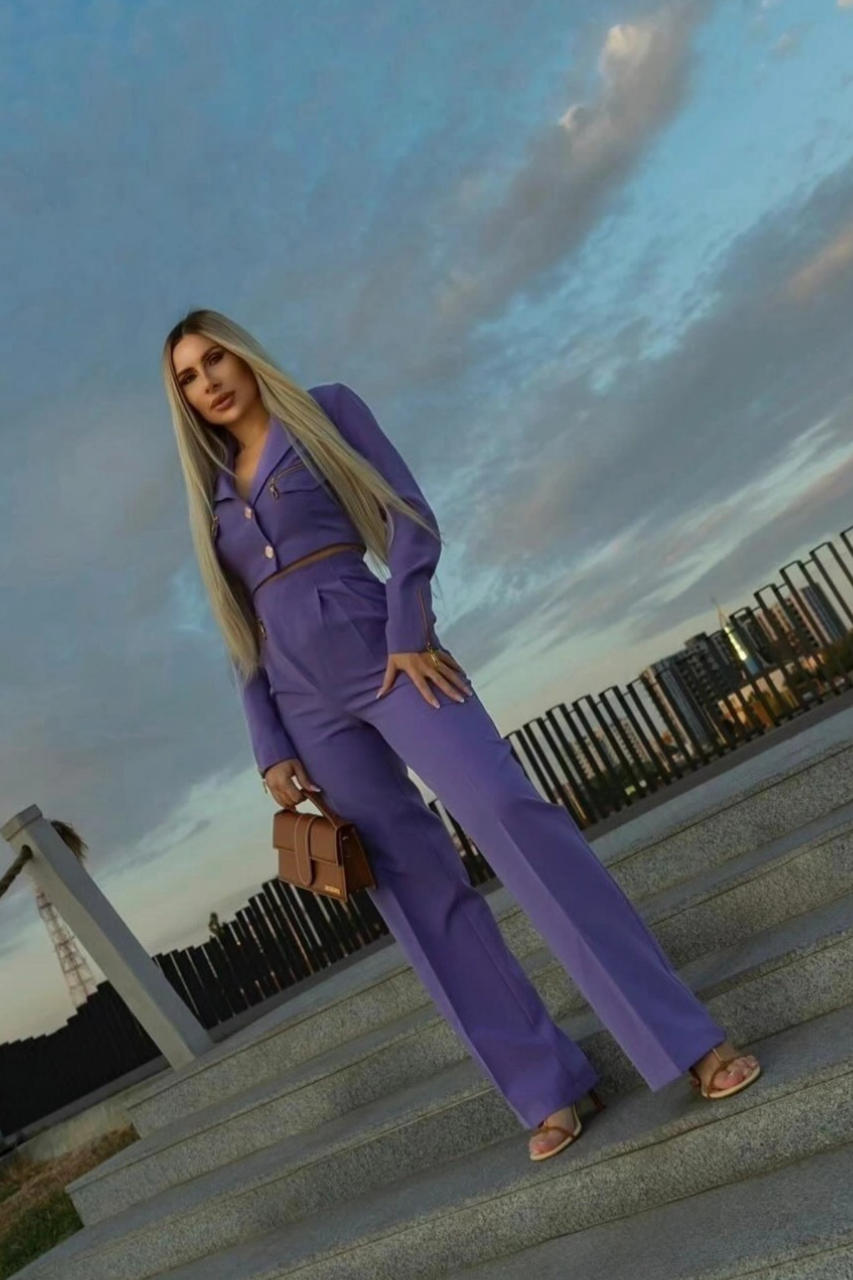 Completo tailleur Bby lilla lavanda con giacca corta e pantaloni a gamba larga, elegante e alla moda.