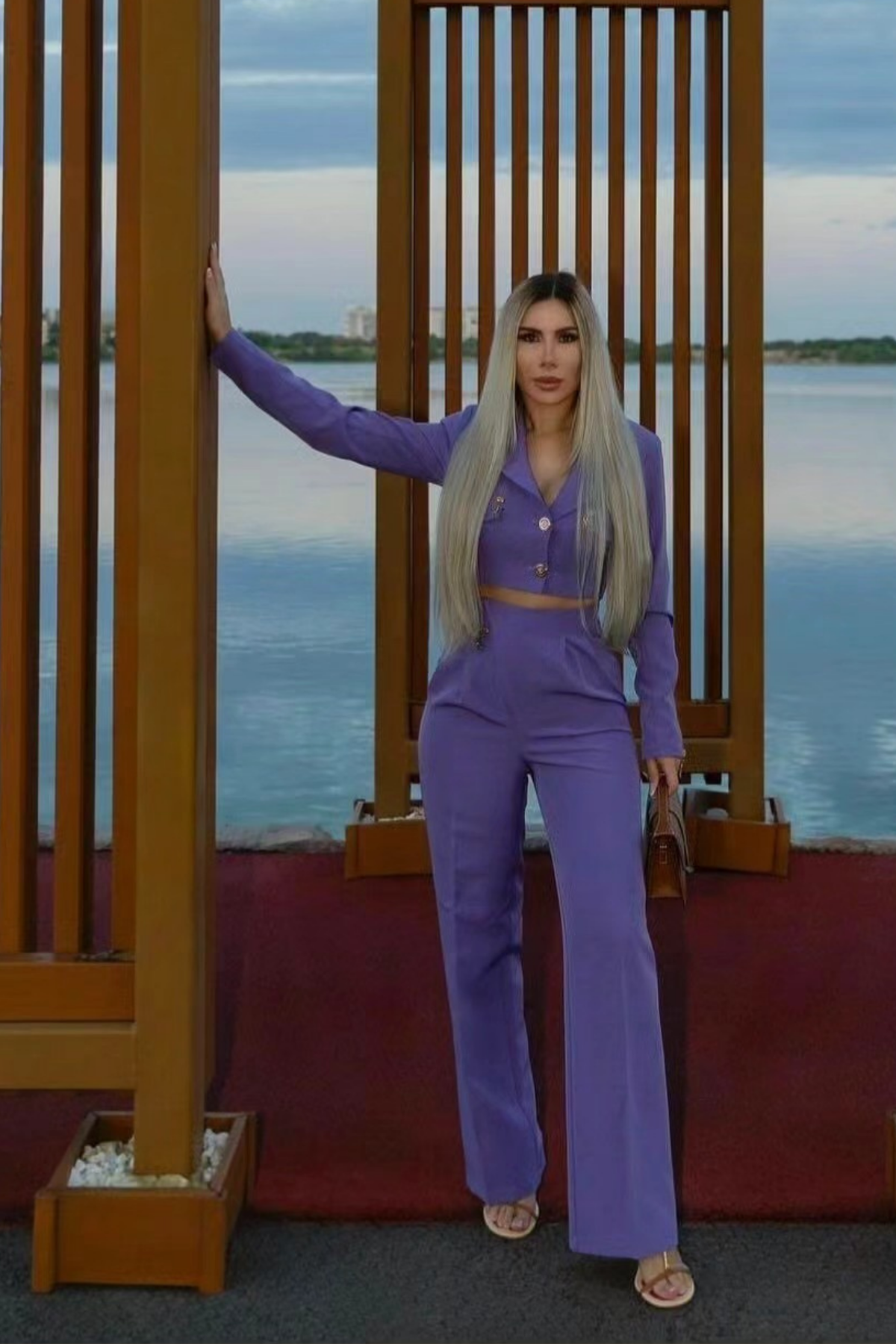Completo tailleur Bby lilla lavanda con giacca corta e pantaloni a gamba larga, abbigliamento elegante femminile.