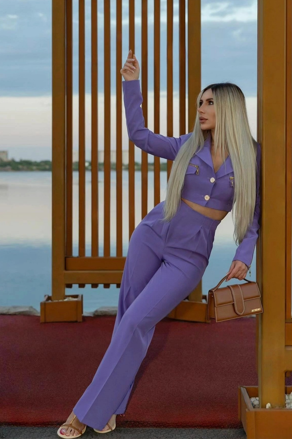 Completo tailleur Bby lilla lavanda con giacca corta e pantaloni a gamba larga, abbigliamento elegante femminile.