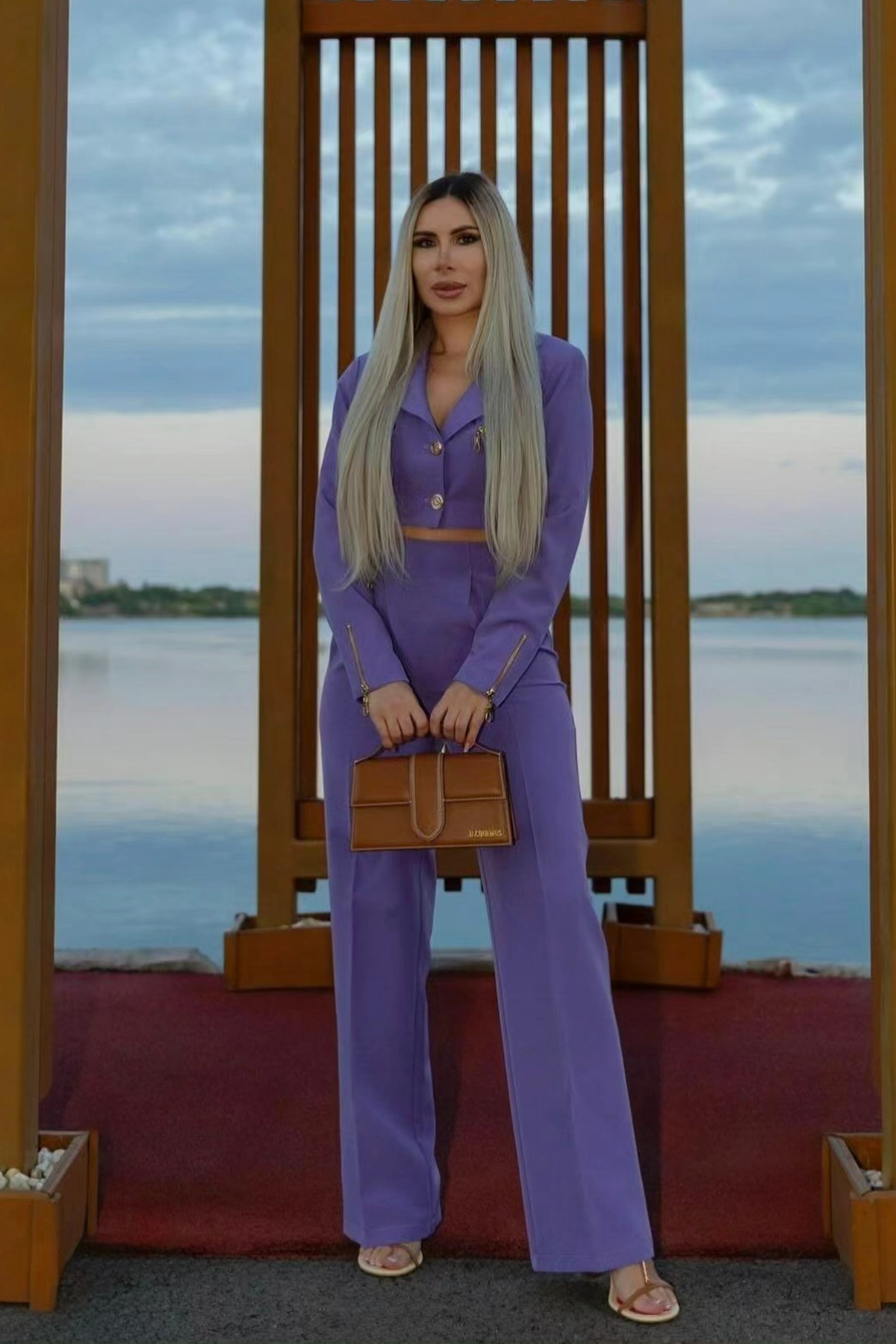 Completo tailleur Bby lilla lavanda con giacca corta e pantaloni a gamba larga, elegante e alla moda.