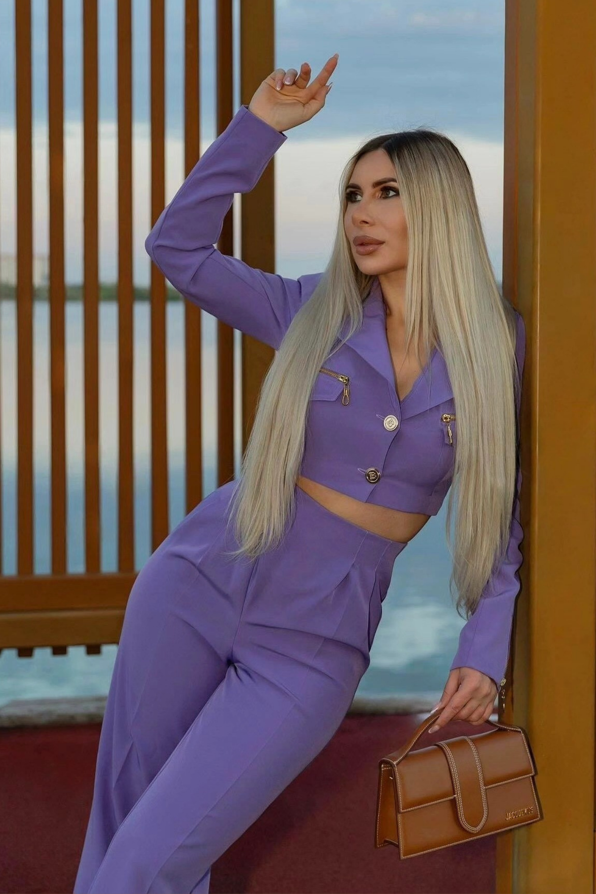 Completo tailleur Bby lilla lavanda con giacca corta e pantaloni a gamba larga, abbigliamento elegante femminile.