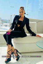 Completo tailleur nero Bby con giacca a revers profondo e applicazioni di paillettes, perline e piume, stile elegante e sofisticato