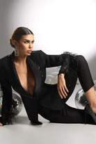 Completo tailleur nero Bby con giacca a revers profondi, applicazioni di paillettes, perline e piume, abbigliamento elegante femminile