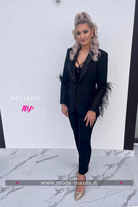 Completo tailleur nero Bby con giacca a revers profondi, decorazioni in paillettes, perline e piume, stile elegante e sofisticato.