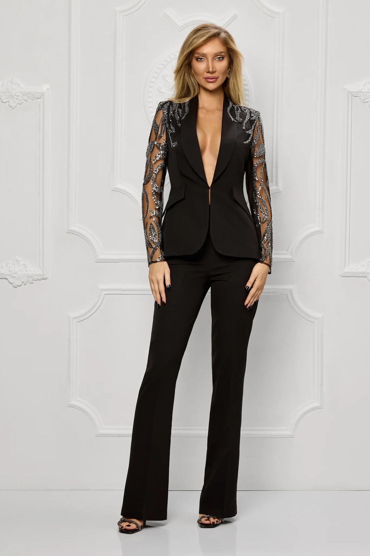 Completo tailleur nero Bby con giacca a maniche lunghe in tulle damascato e pantaloni a gamba larga.