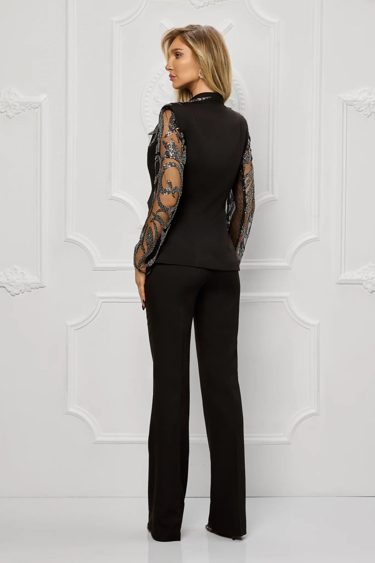 Completo tailleur nero Bby con giacca a maniche lunghe in tulle damascato e pantaloni a gamba larga.