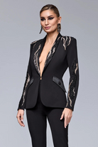 Completo tailleur nero Bby con giacca decorativa dorata e perline nere, pantaloni a sigaretta eleganti e sofisticati