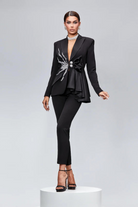 Completo tailleur nero Bby con decorazione argento, volant, fiocco e cut-out in vita, giacca e pantalone elegante.