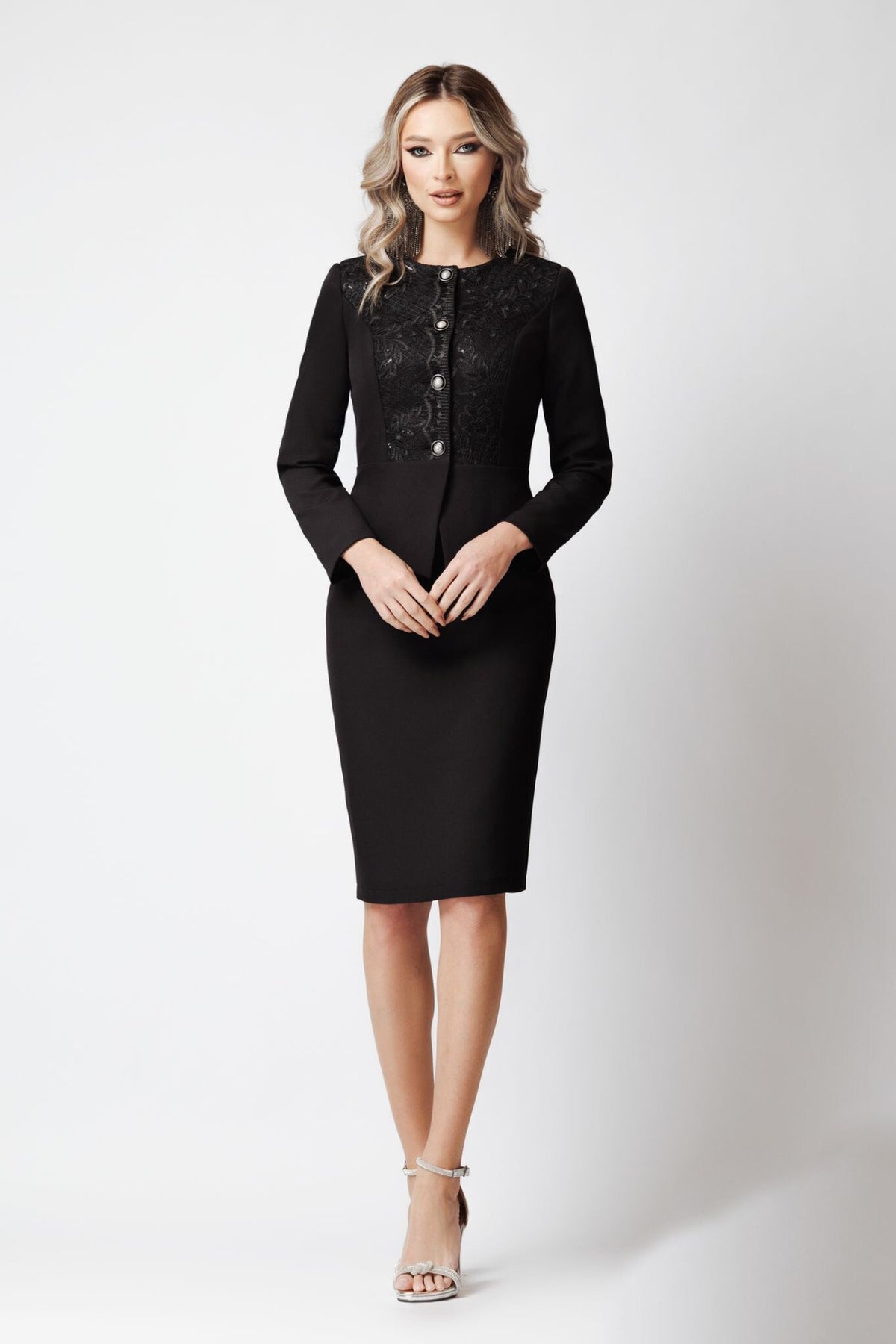 Completo tailleur nero Fofy con giacca e gonna, inserto in pizzo e bottoni gioiello, elegante e raffinato.