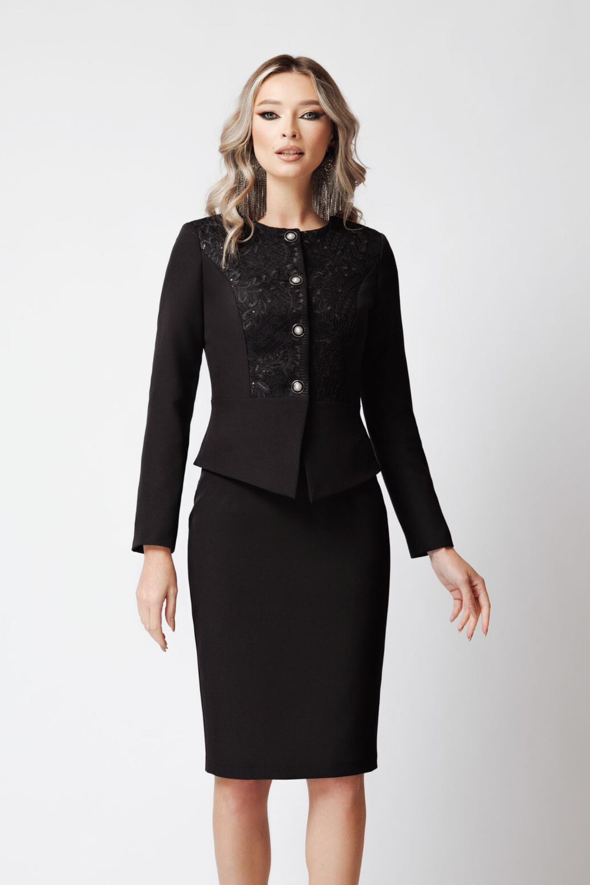 Completo tailleur nero Fofy con giacca e gonna, dettagli in pizzo e bottoni gioiello, stile elegante e sofisticato.