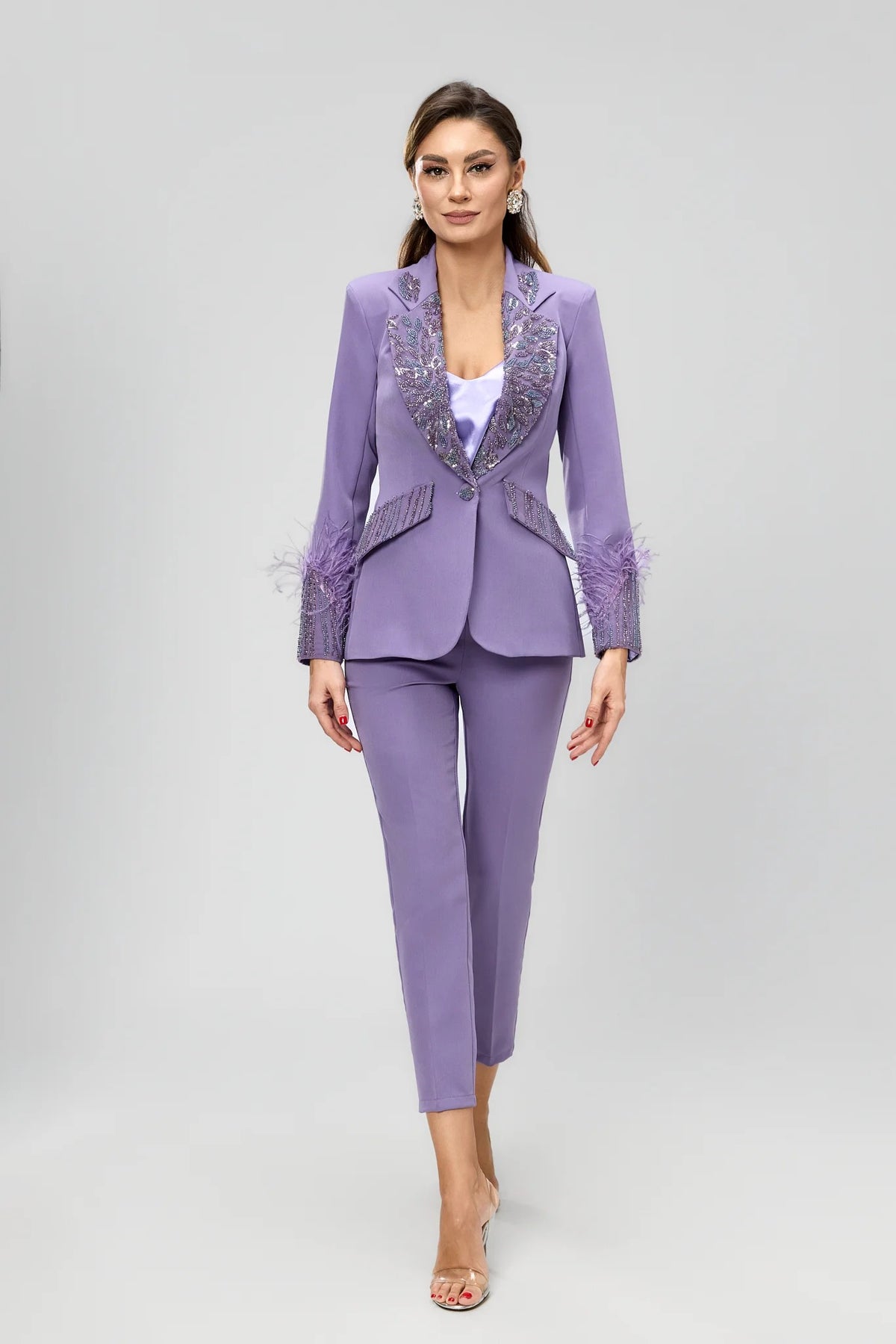 Completo tailleur Bby a tre pezzi lilla con giacca impreziosita da piume e ricami in perline, pantaloni a sigaretta eleganti