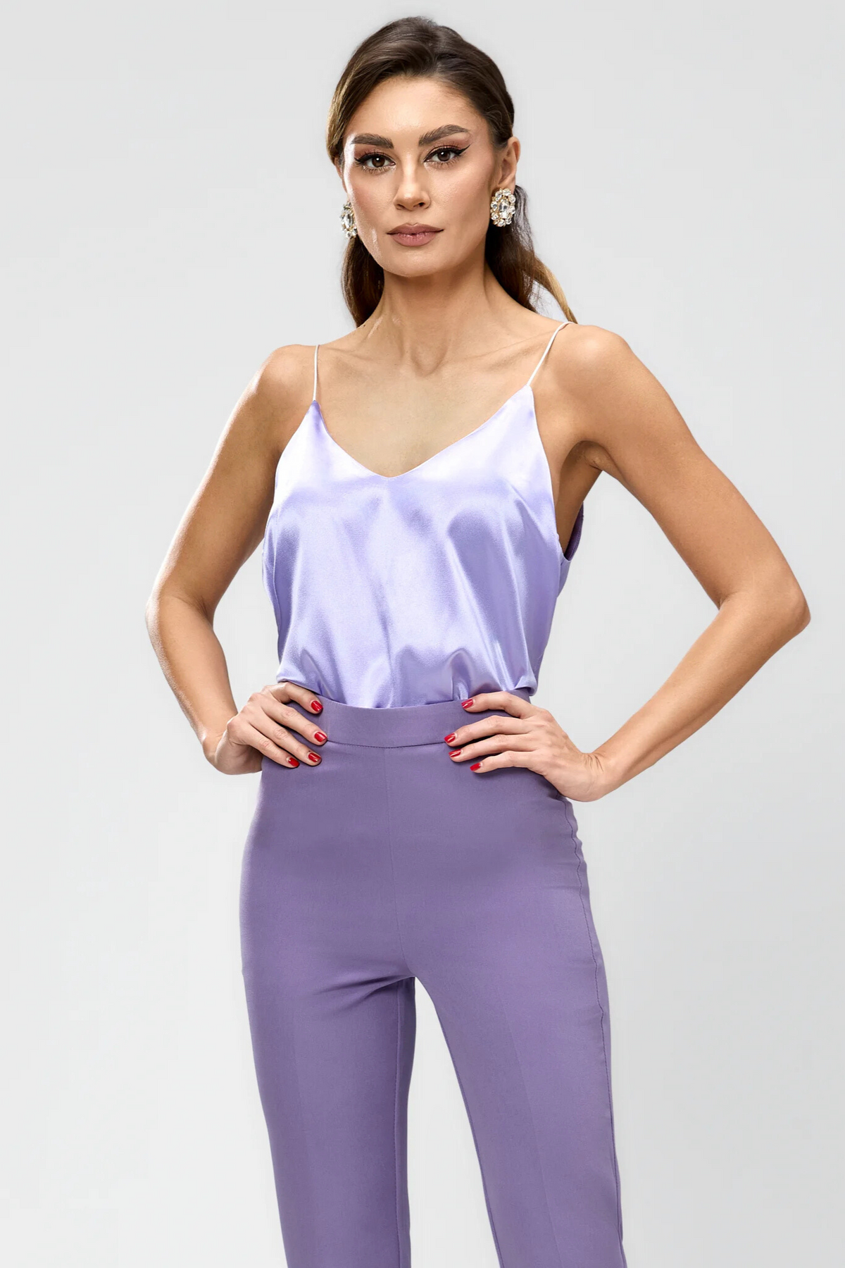 Completo tailleur Bby, giacca impreziosita con piume e ricami in perline, pantaloni a sigaretta in tessuto lilla elegante.