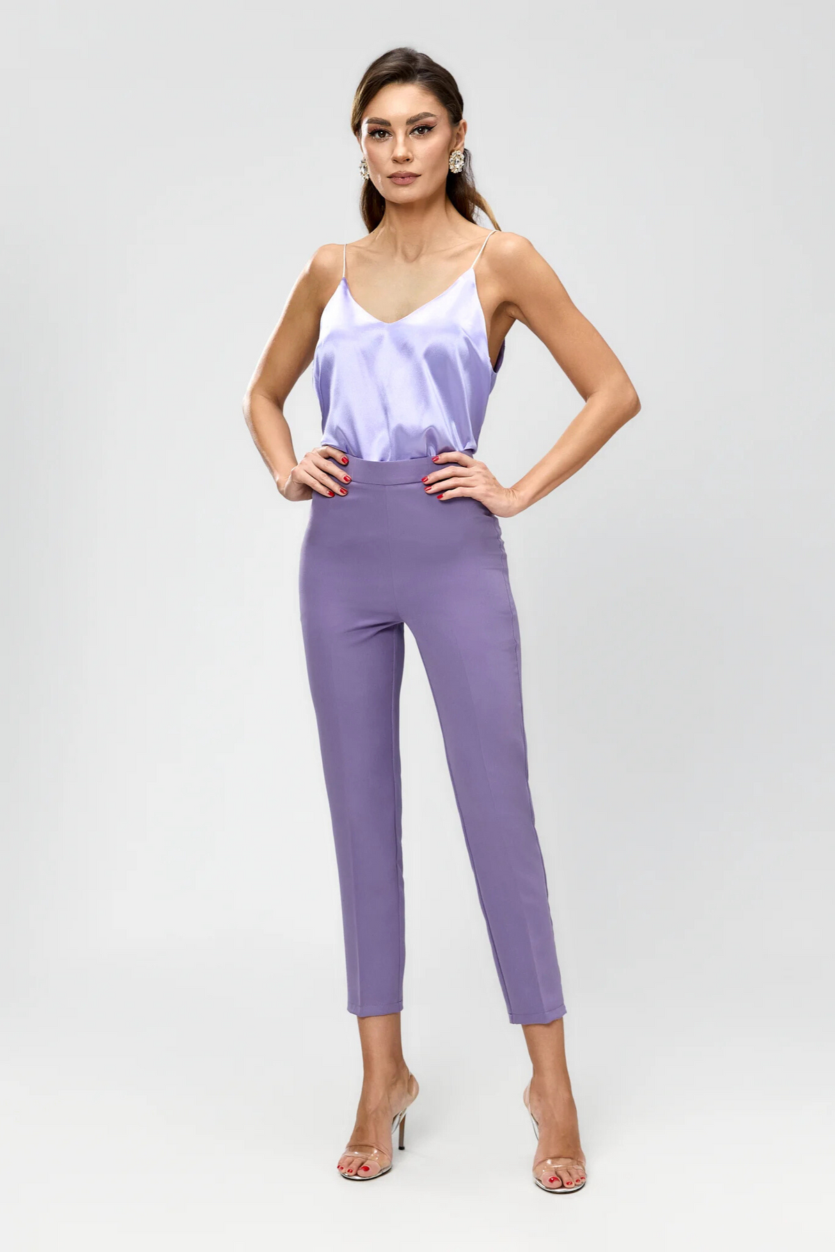 Completo tailleur Bby lilla con giacca impreziosita da piume e ricami in perline, pantaloni a sigaretta eleganti e raffinati.