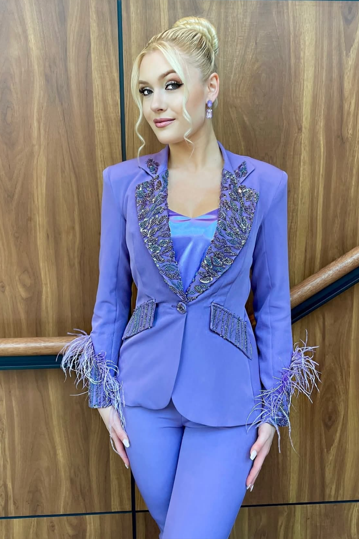 Completo tailleur Bby lilla con giacca impreziosita da piume e ricami in perline, pantaloni a sigaretta eleganti e sofisticati.