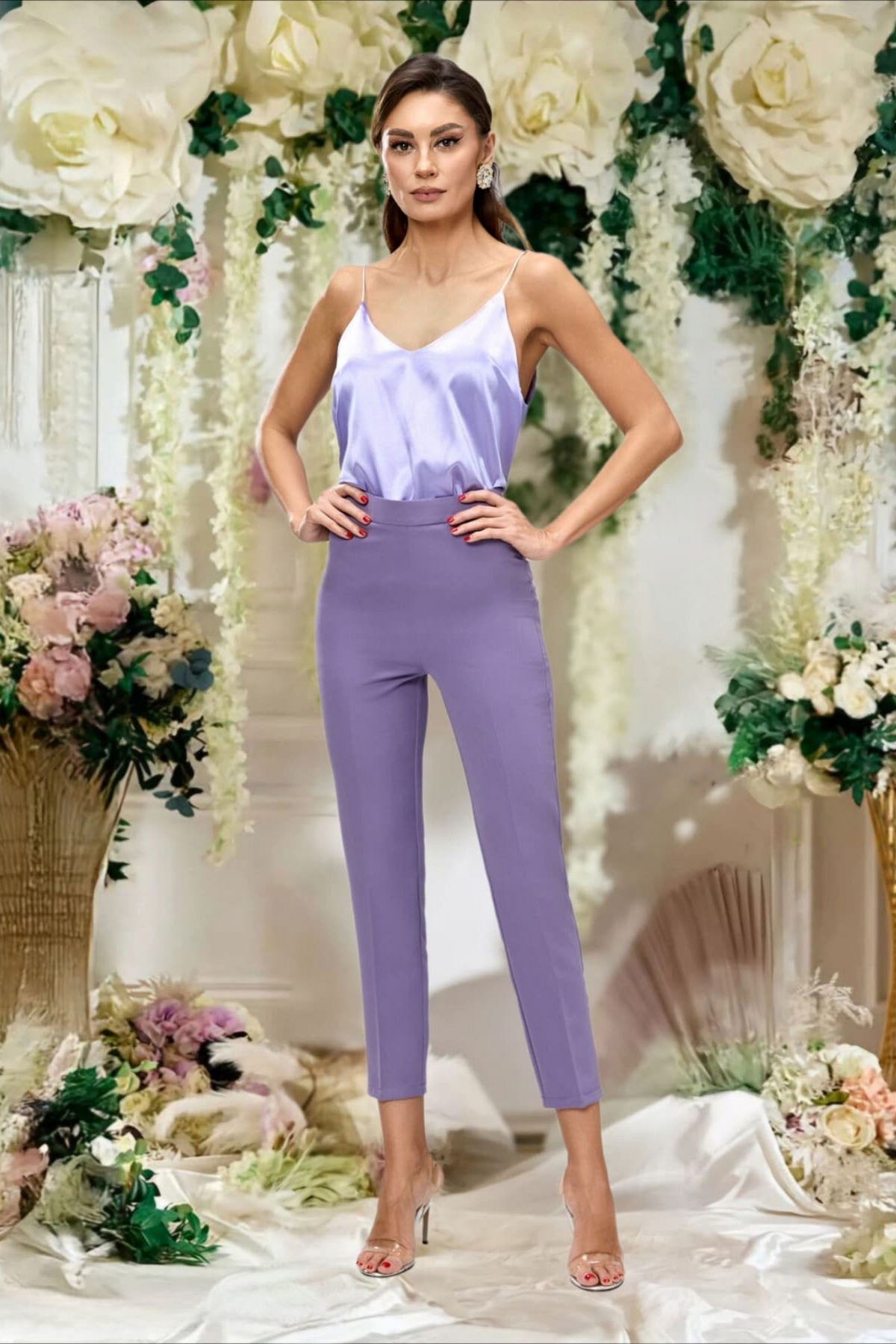 Completo tailleur Bby in lilla con giacca impreziosita da piume e ricami in perline, pantaloni a sigaretta eleganti.