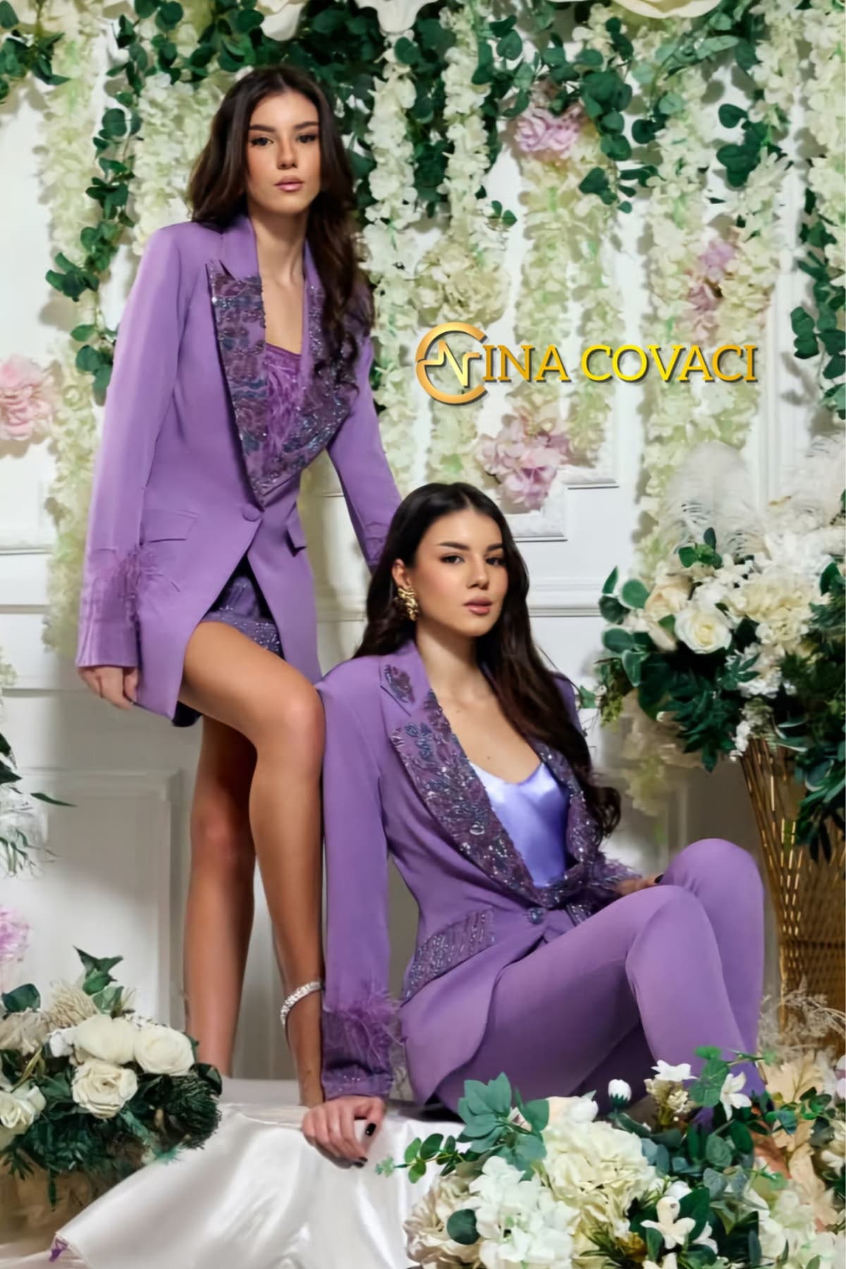 Completo tailleur Bby con giacca lilla impreziosita con piume e ricami in perline, pantaloni a sigaretta coordinati.