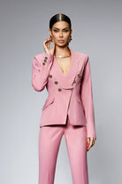 Completo tailleur rosa Bby con giacca doppiopetto e pantaloni, accessoriato con bottoni metallici dorati, abbigliamento elegante femminile