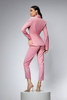 Completo tailleur rosa Bby con giacca doppiopetto, pantaloni abbinati, bottoni metallici dorati, stile elegante e femminile