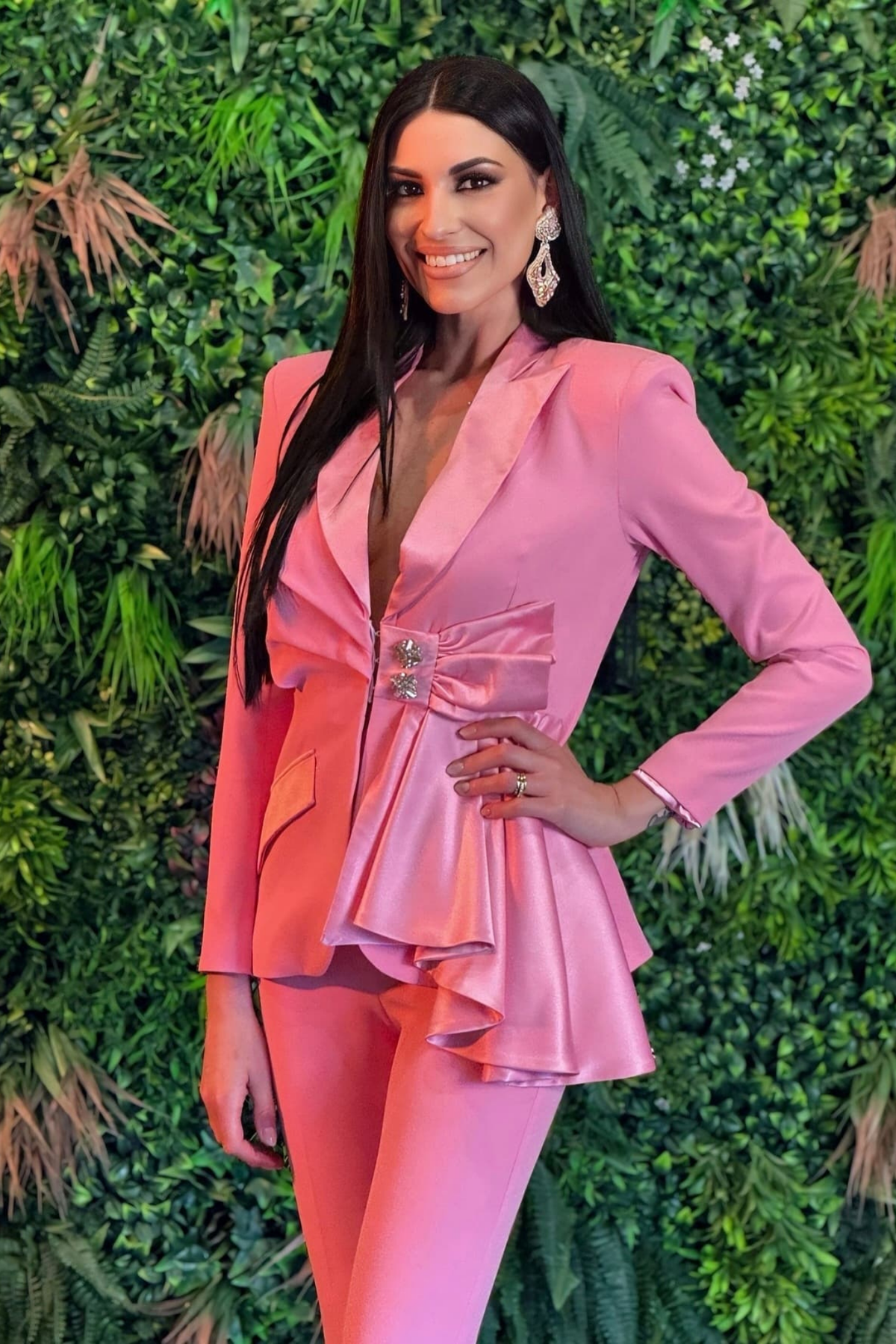 Completo tailleur rosa Bby con bottoni gioiello, volant, fiocco e dettaglio cut-out in vita, giacca e pantaloni eleganti.
