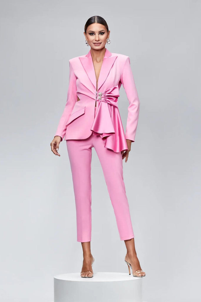 Completo tailleur rosa con bottoni gioiello Bby volant fiocco e cut-out in vita