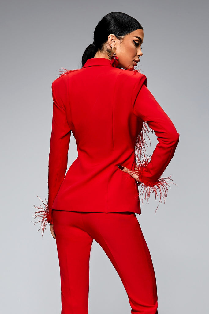 Completo tailleur rosso Bby giacca accessoriata con piume paillettes e pantaloni a sigaretta