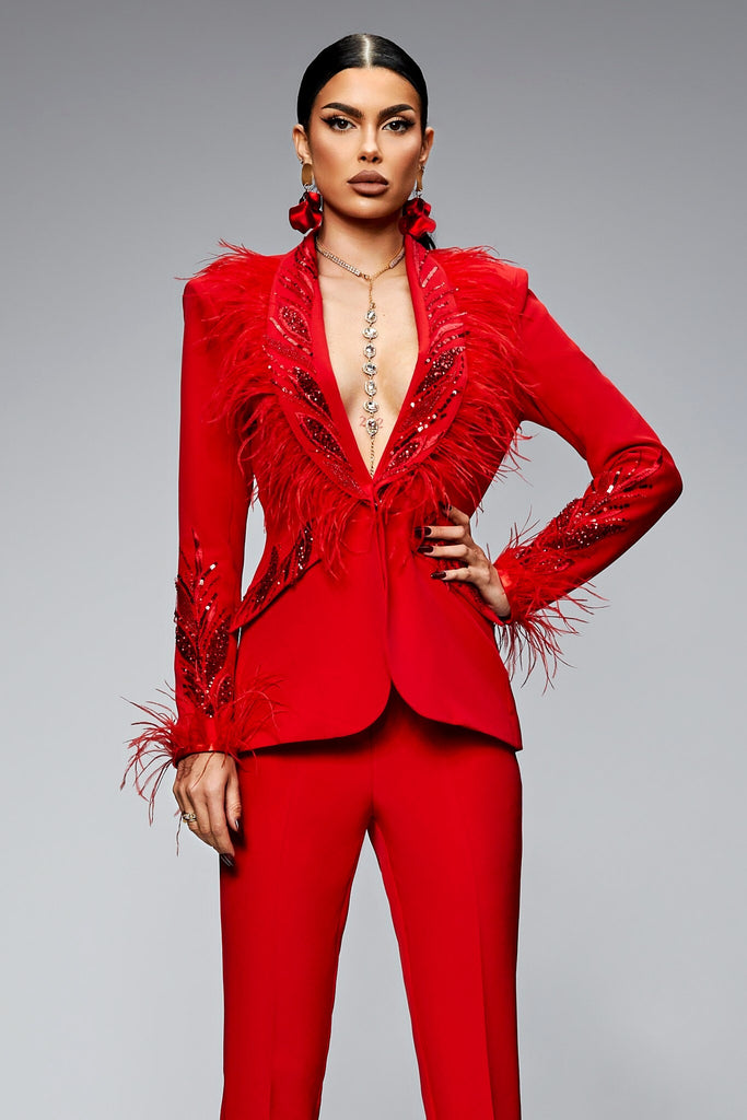 Completo tailleur rosso Bby giacca accessoriata con piume paillettes e pantaloni a sigaretta