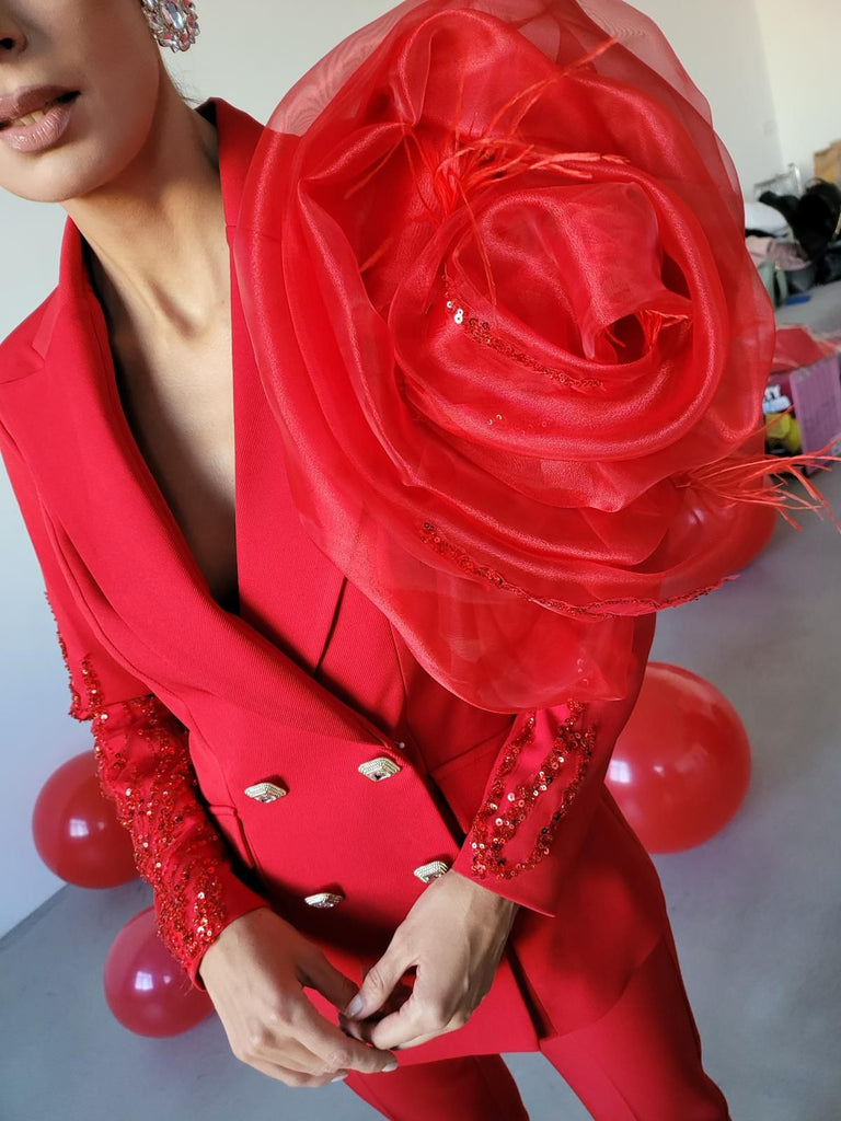 Completo tailleur rosso Bby giacca doppiopetto con decorazioni in paillettes e mega fiore in organza
