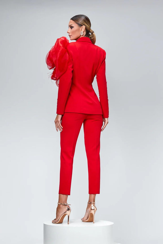 Completo tailleur rosso Bby giacca doppiopetto con decorazioni in paillettes e mega fiore in organza