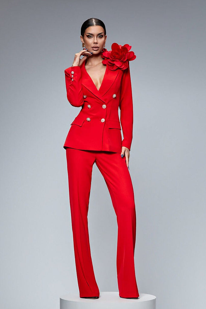 Completo tailleur rosso Bby giacca doppiopetto con spilla fiore e pantaloni a gamba larga