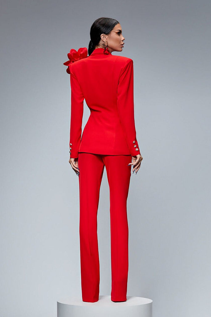 Completo tailleur rosso Bby giacca doppiopetto con spilla fiore e pantaloni a gamba larga