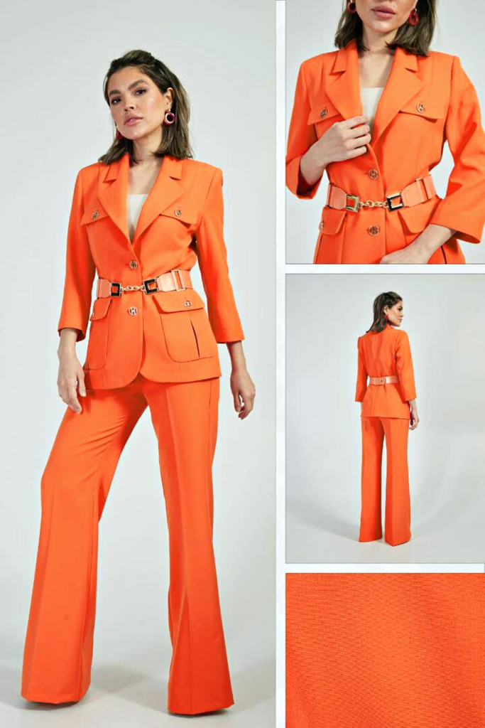 Completo tailleur arancione corallo accessoriato con cintura giacca con tasche esterne e pantaloni larghi